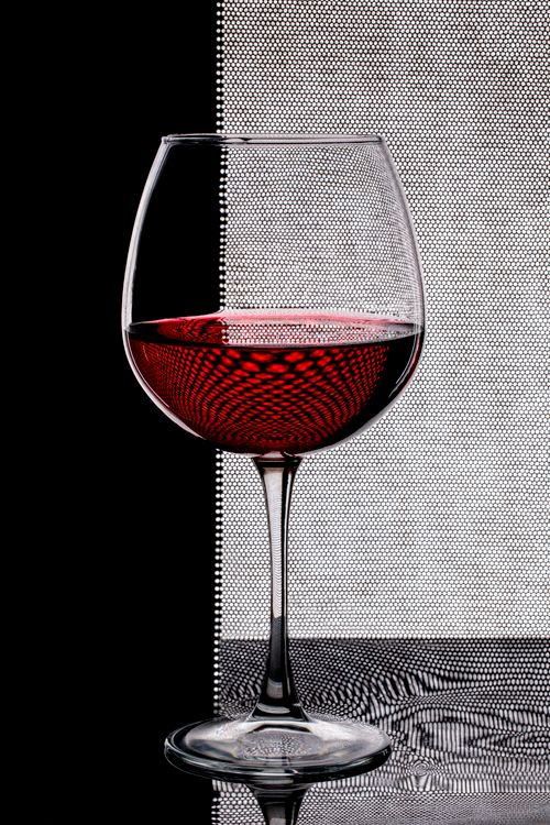 Free Elegant red wine glass with reflections against an abstract black and white backdrop. Stock Photo