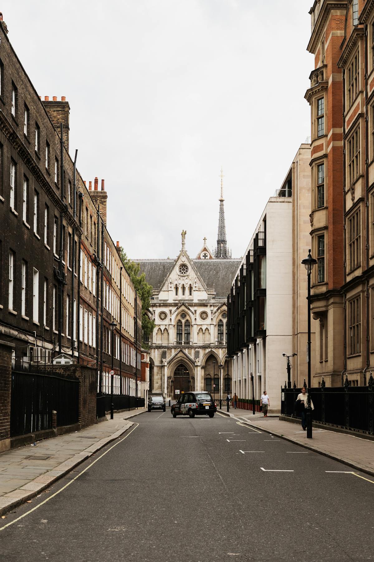 قبة مسجد مضاءة ليلاً