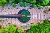 雅加达现代公园的鸟瞰图十分壮丽，展现了独特的建筑与郁郁葱葱的绿植