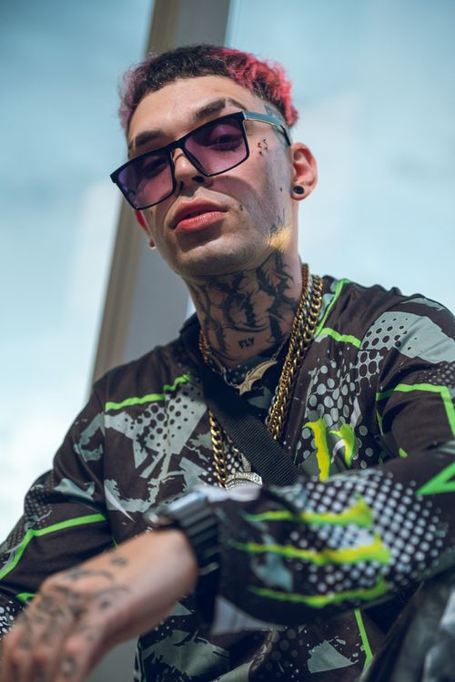 Free Portrait of a stylish tattooed man wearing sunglasses in Buenos Aires. Captures modern street style. Stock Photo
