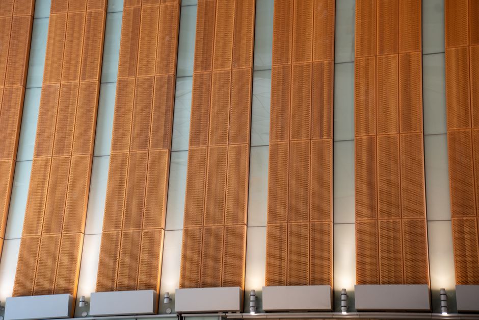 Detal powierzchni panelu akustycznego z widoczną fakturą materiału w neutralnych barwach