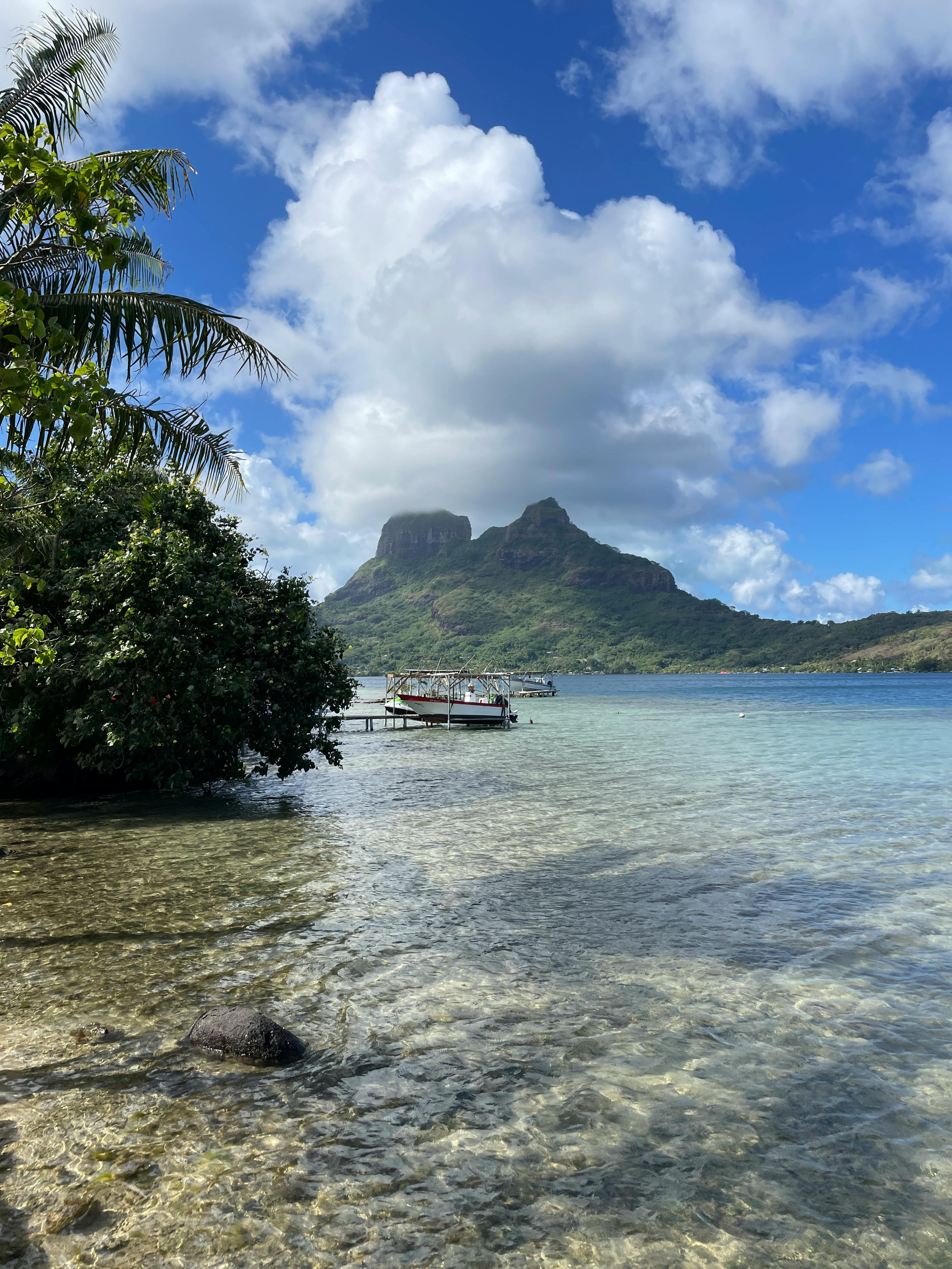 Mont Otemanu de Bora Bora vu depuis la plage avec lagon turquoise