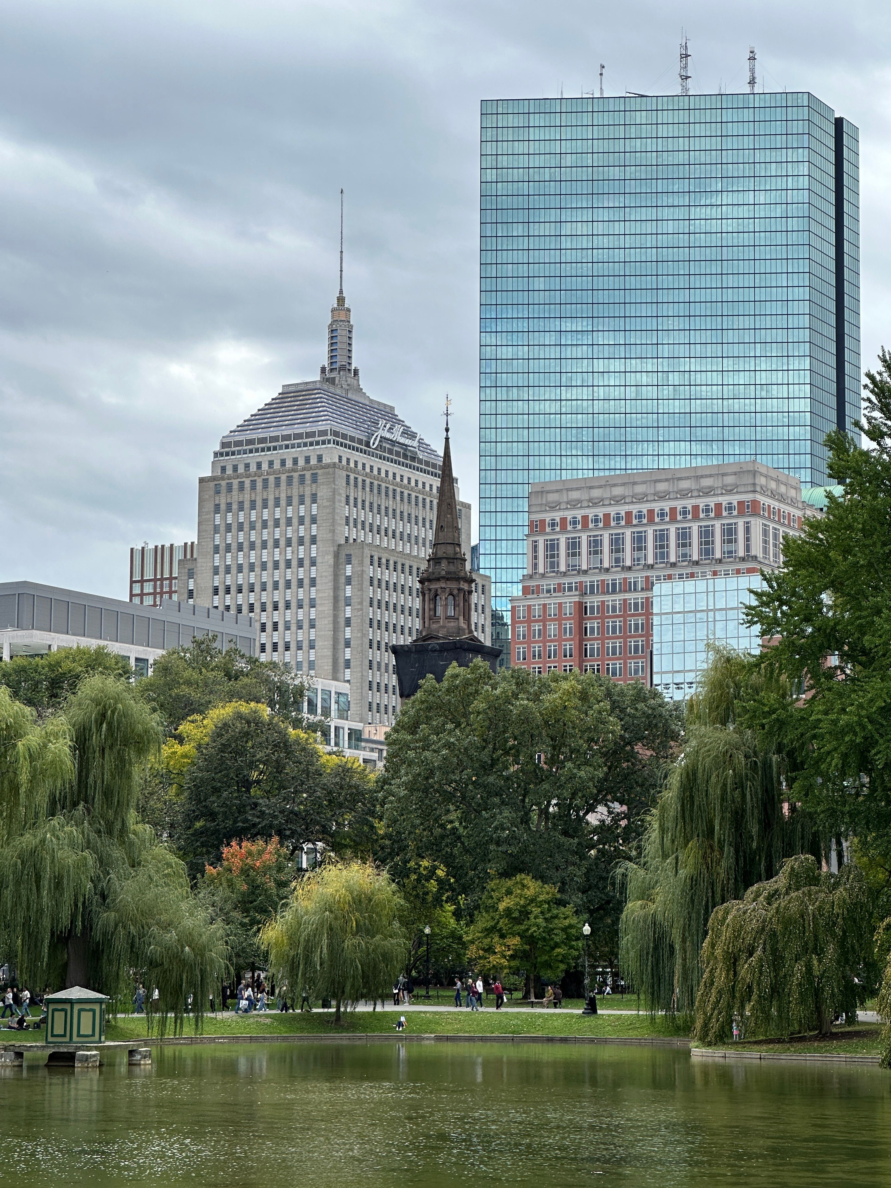 Gratis Fantastisk udsigt over Boston Public Garden med skyskrabere i baggrunden. Overskyet efterårsdag. Lagerfoto