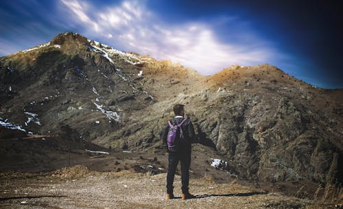 Homme Debout à Côté De La Montagne