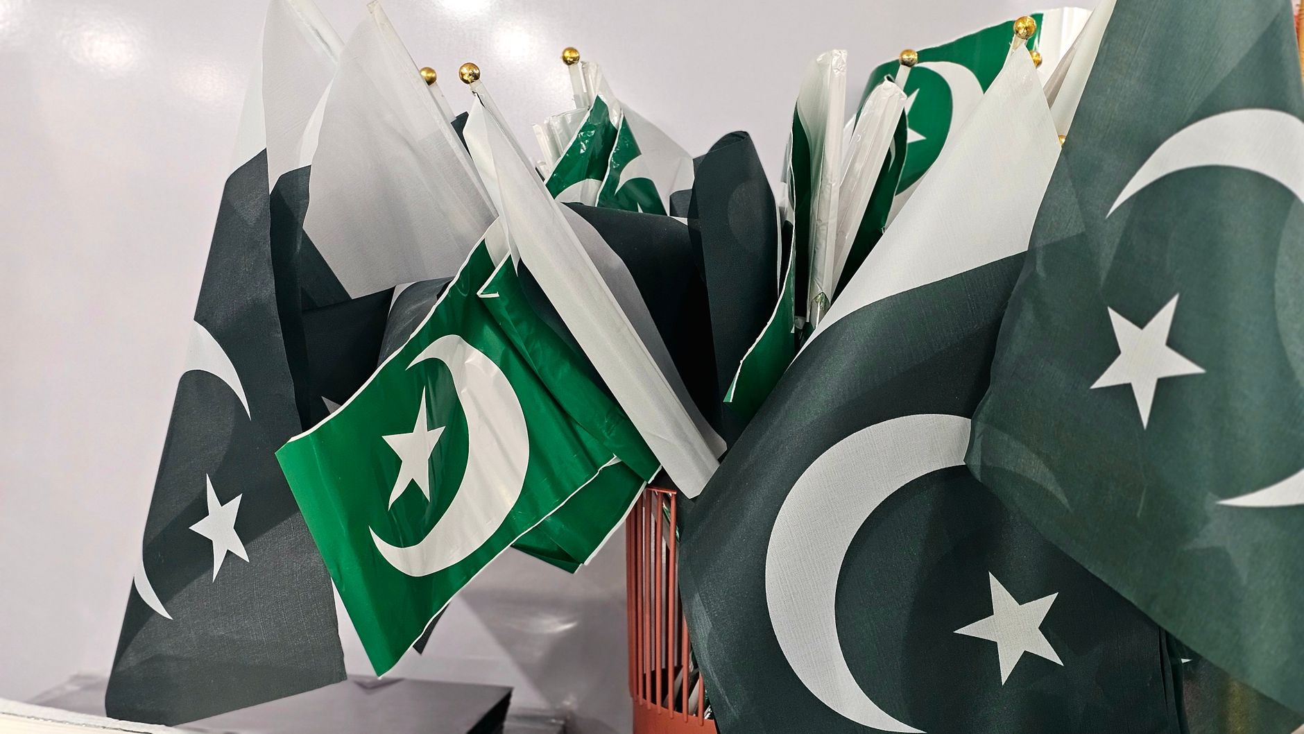 As Pakistan seeks to broker U.S.–Iran peace, citizens watch for gains at home