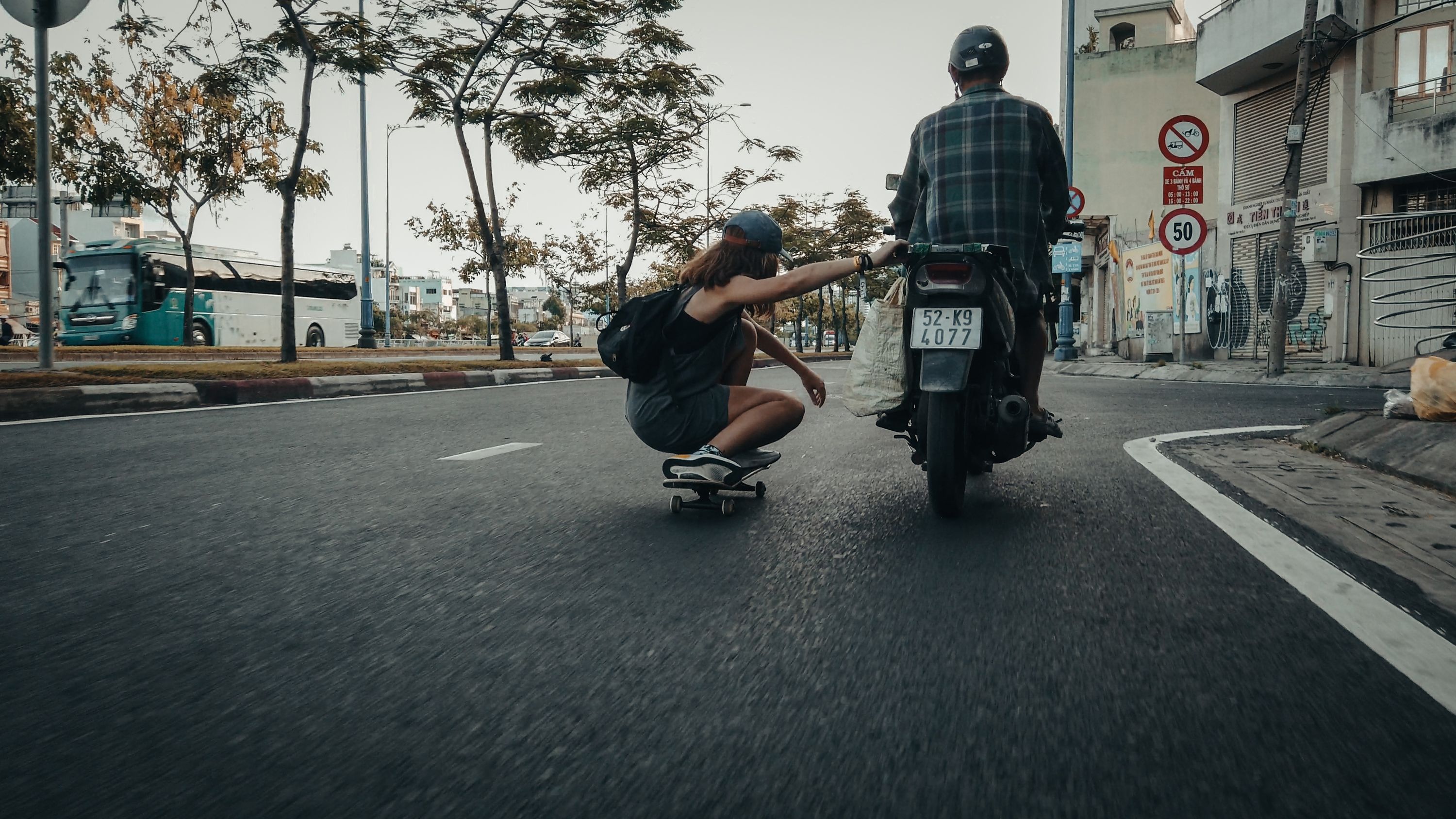 Một tay trượt ván Houston thực hiện cú grind trên thành bê tông dưới ánh nắng chiều