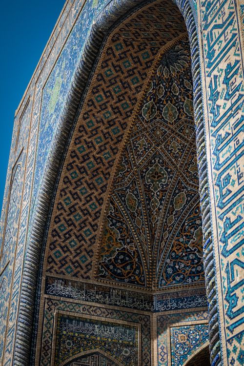 Free Close-up of detailed Islamic architectural mosaic with geometric patterns. Stock Photo