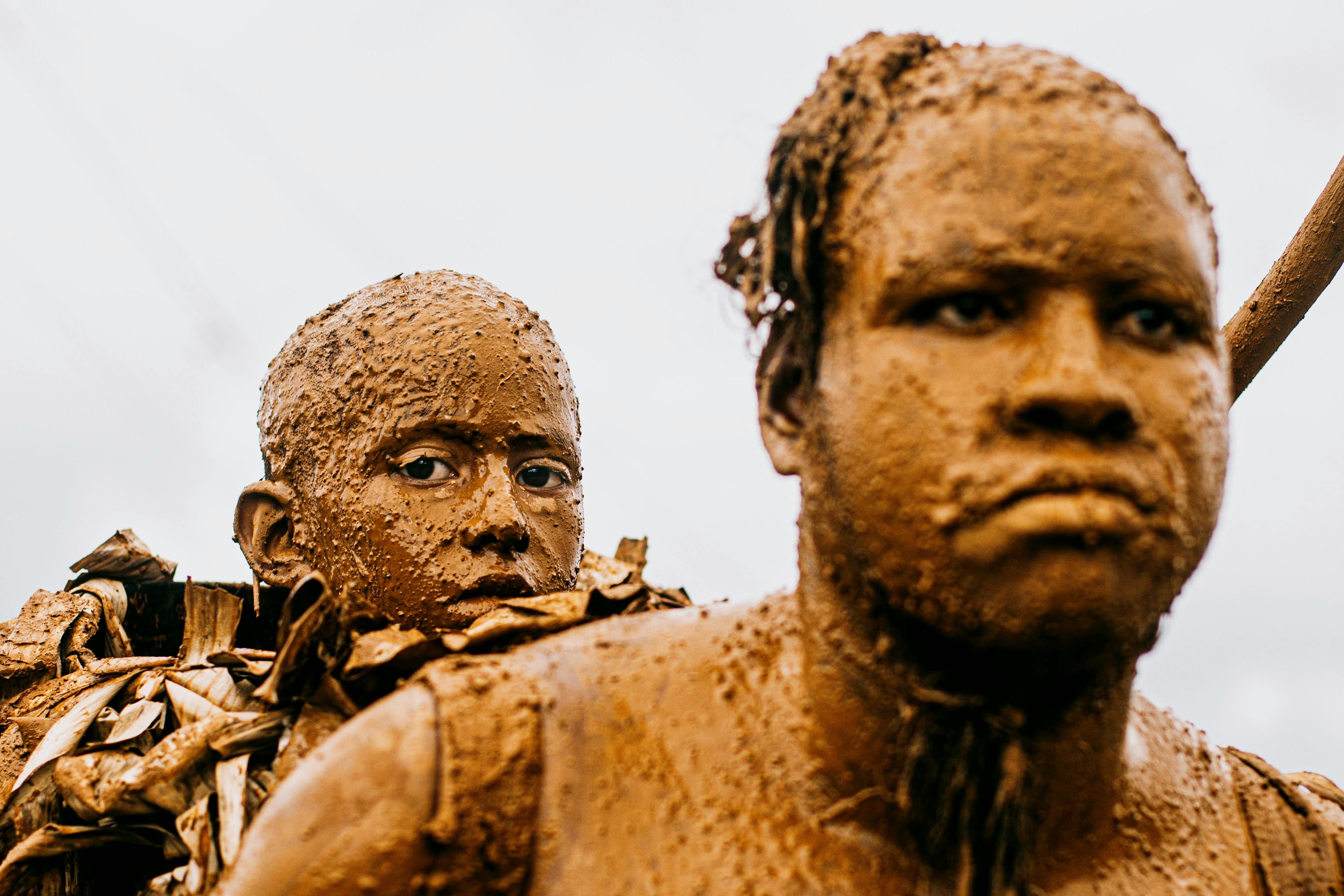 무료 파나마 비엔토 프리오에서 전통 진흙 의식에 참여한 사람들이 문화 유산을 선보이고 있다. 스톡 사진