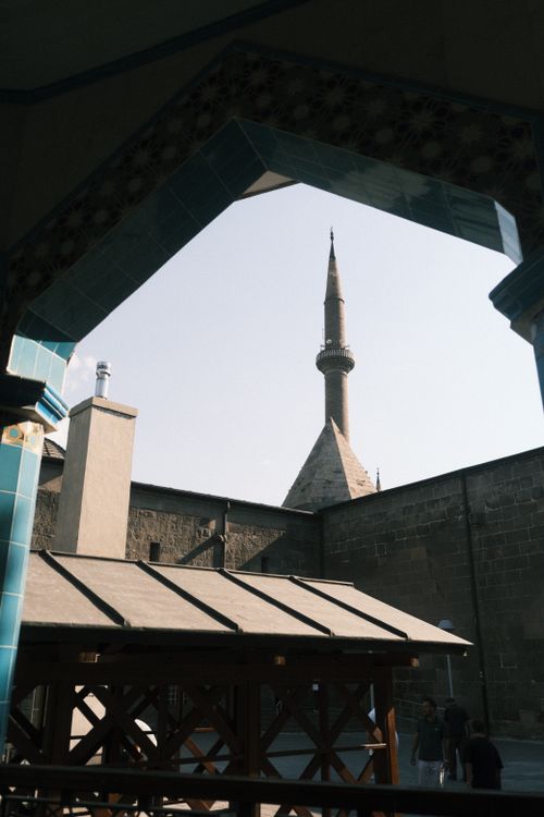 Free An architectural view of a minaret through a decorative arch in Kayseri, Türkiye. Stock Photo
