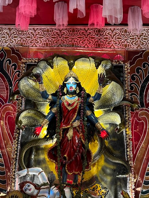 Free Vibrant idol of Goddess Kali adorned with snakes, captured in an Indian temple. Stock Photo