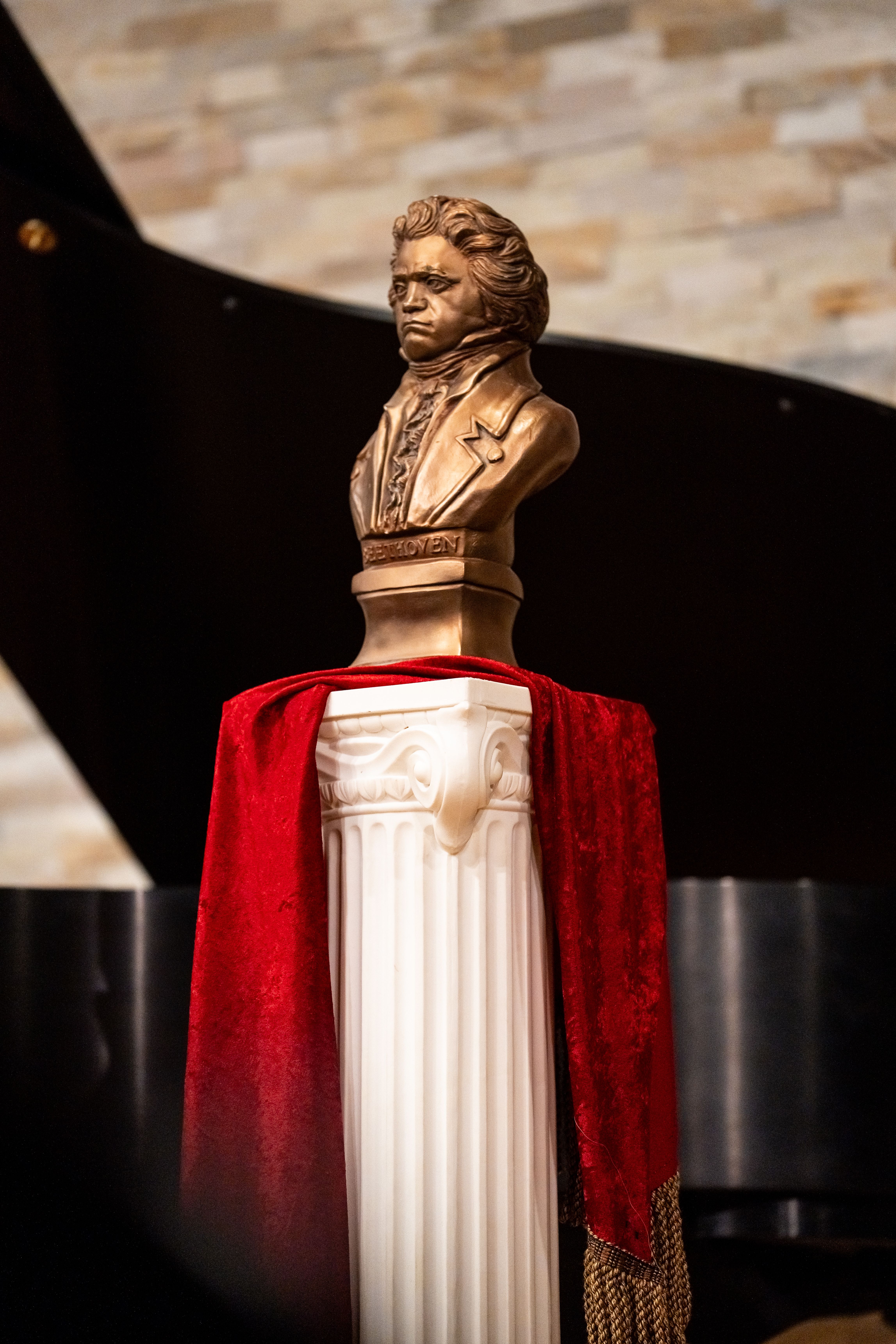 Busto de Beethoven junto a un piano