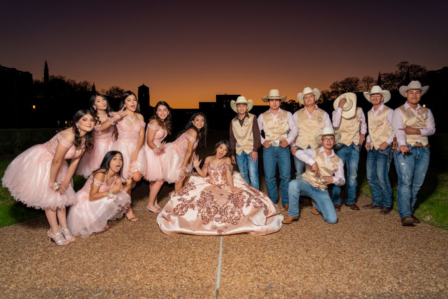 Celebración de quinceañera al atardecer