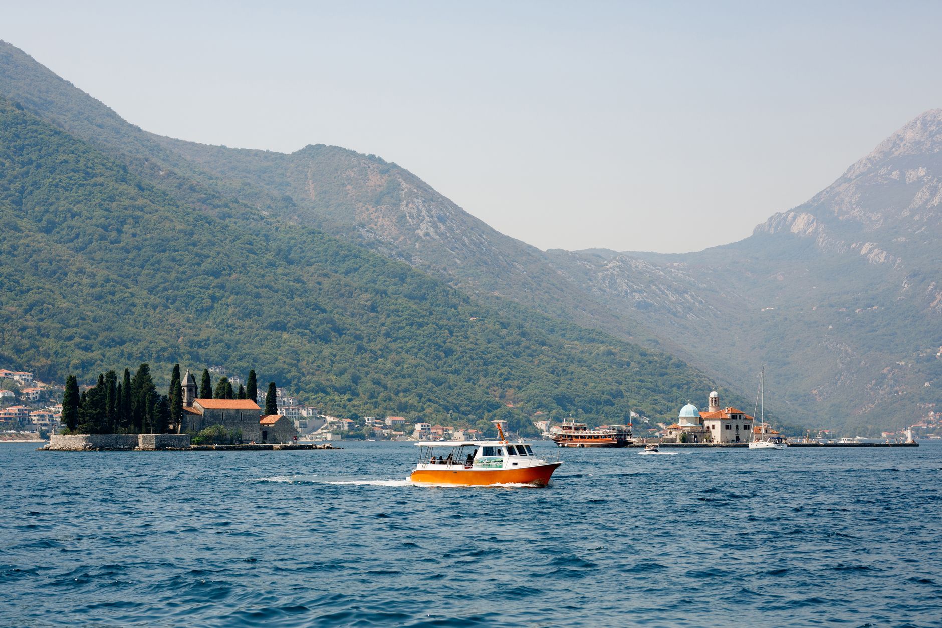 Mit dem Boot über die Bucht