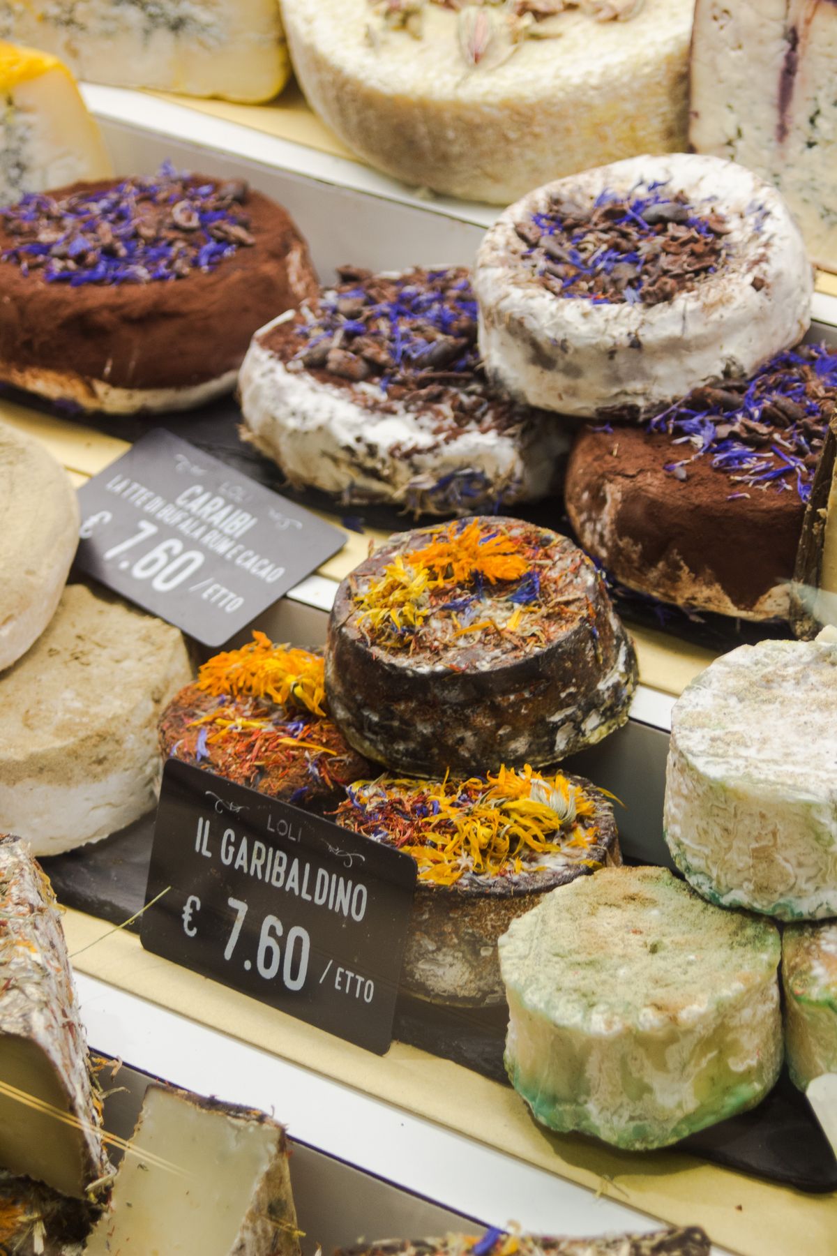 Formaggi italiani in un banco di mercato a Firenze