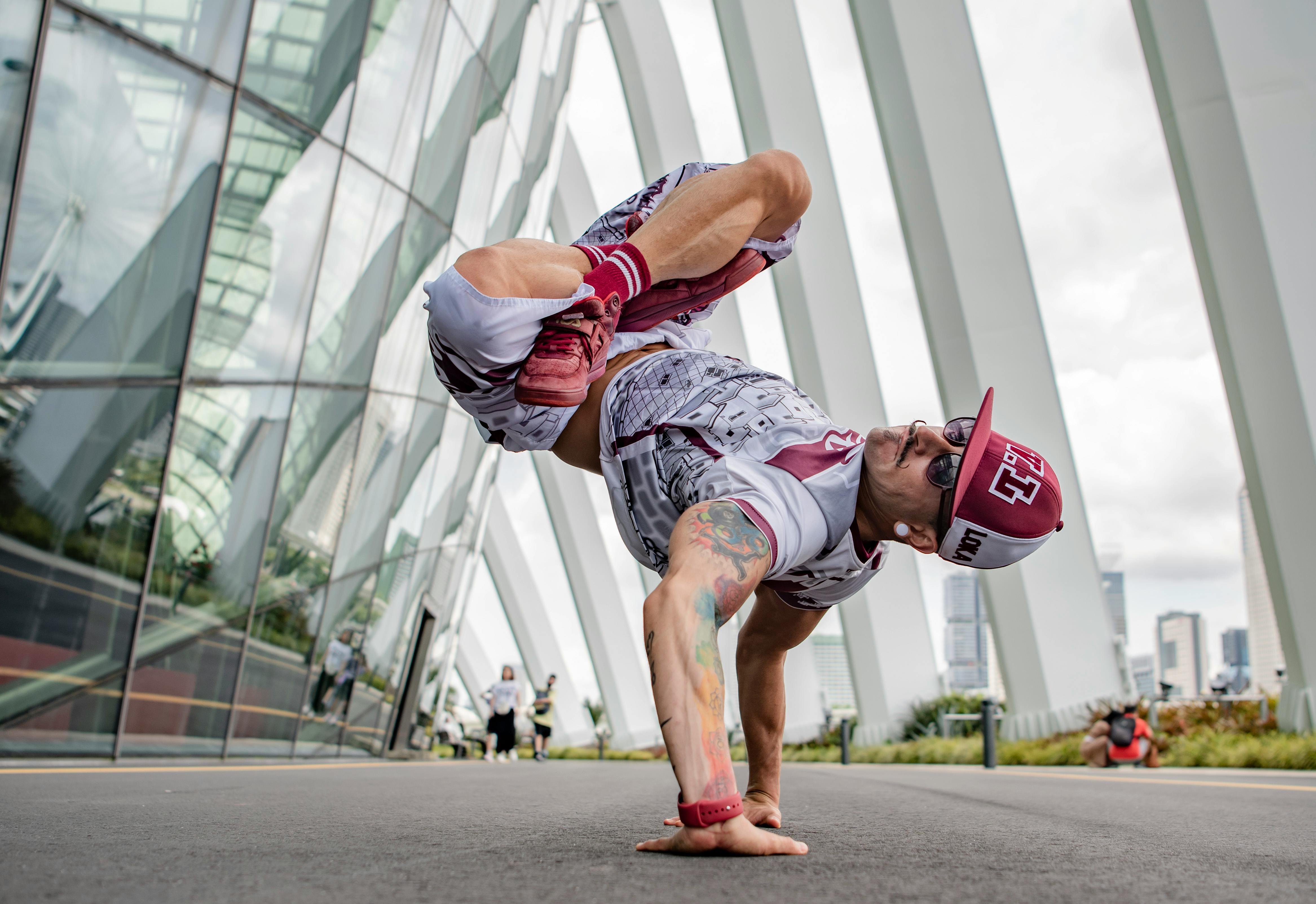 光復連假首日爆滿！國際火舞節2萬人擠爆漁光島夜空