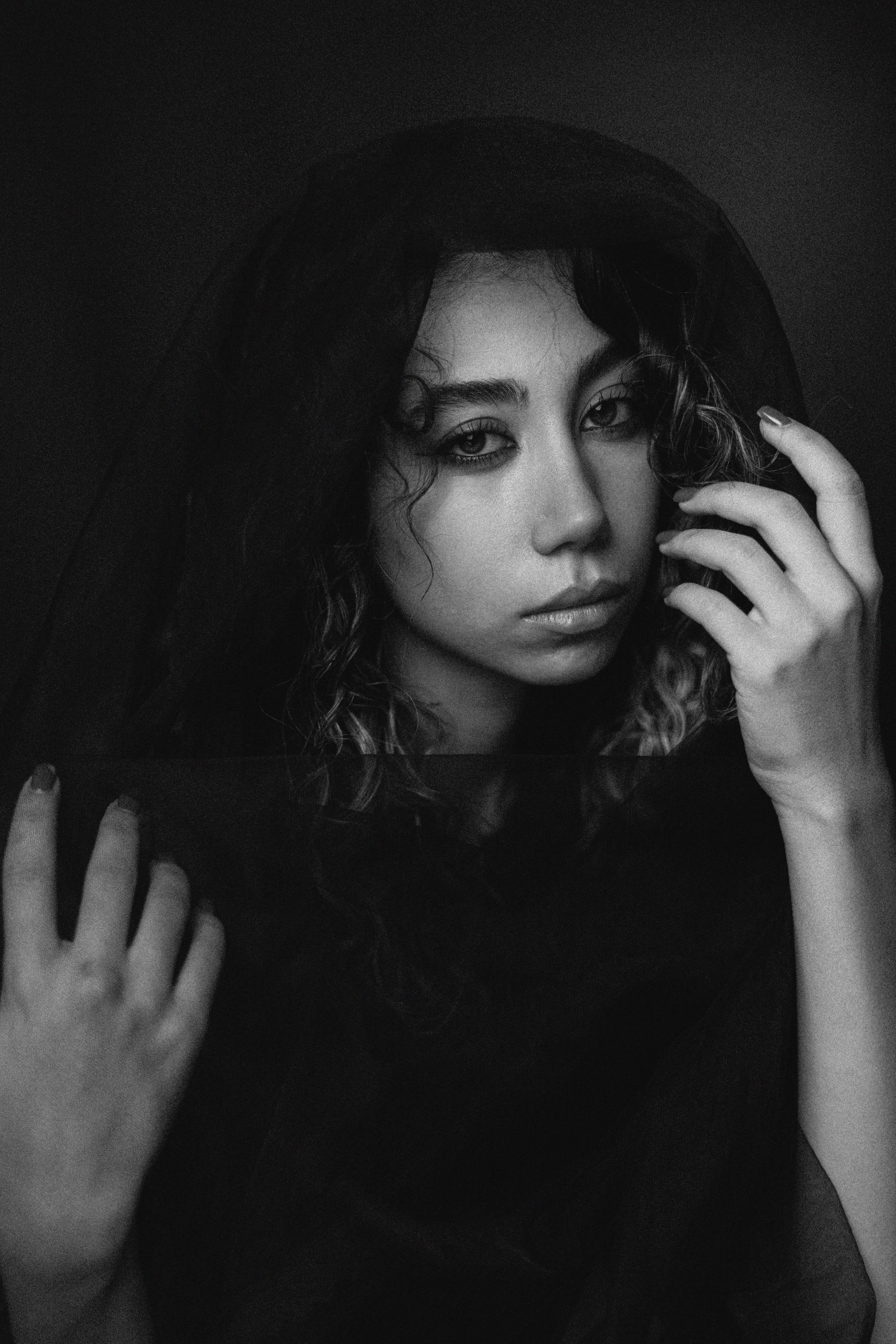 Retrato Melancólico En Blanco Y Negro De Una Mujer · Foto de stock gratuita