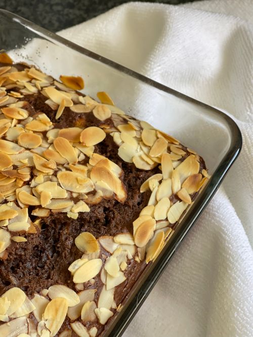 Free Delicious chocolate cake with crispy almond slices, perfect for dessert lovers. Stock Photo