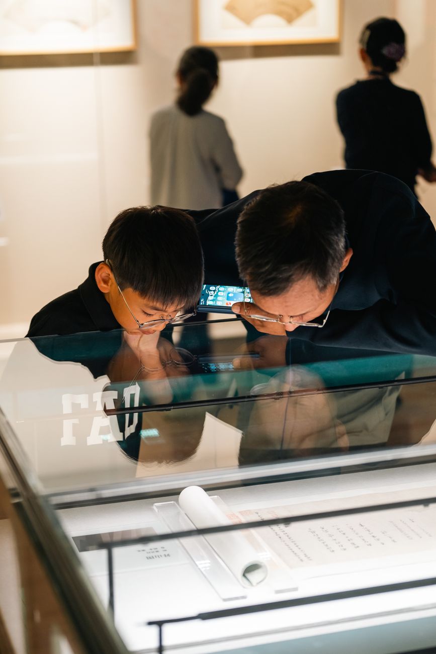 Family-Friendly Art Exhibitions: A Data-Driven Benchmark Analysis of Kid-Oriented Museum Shows