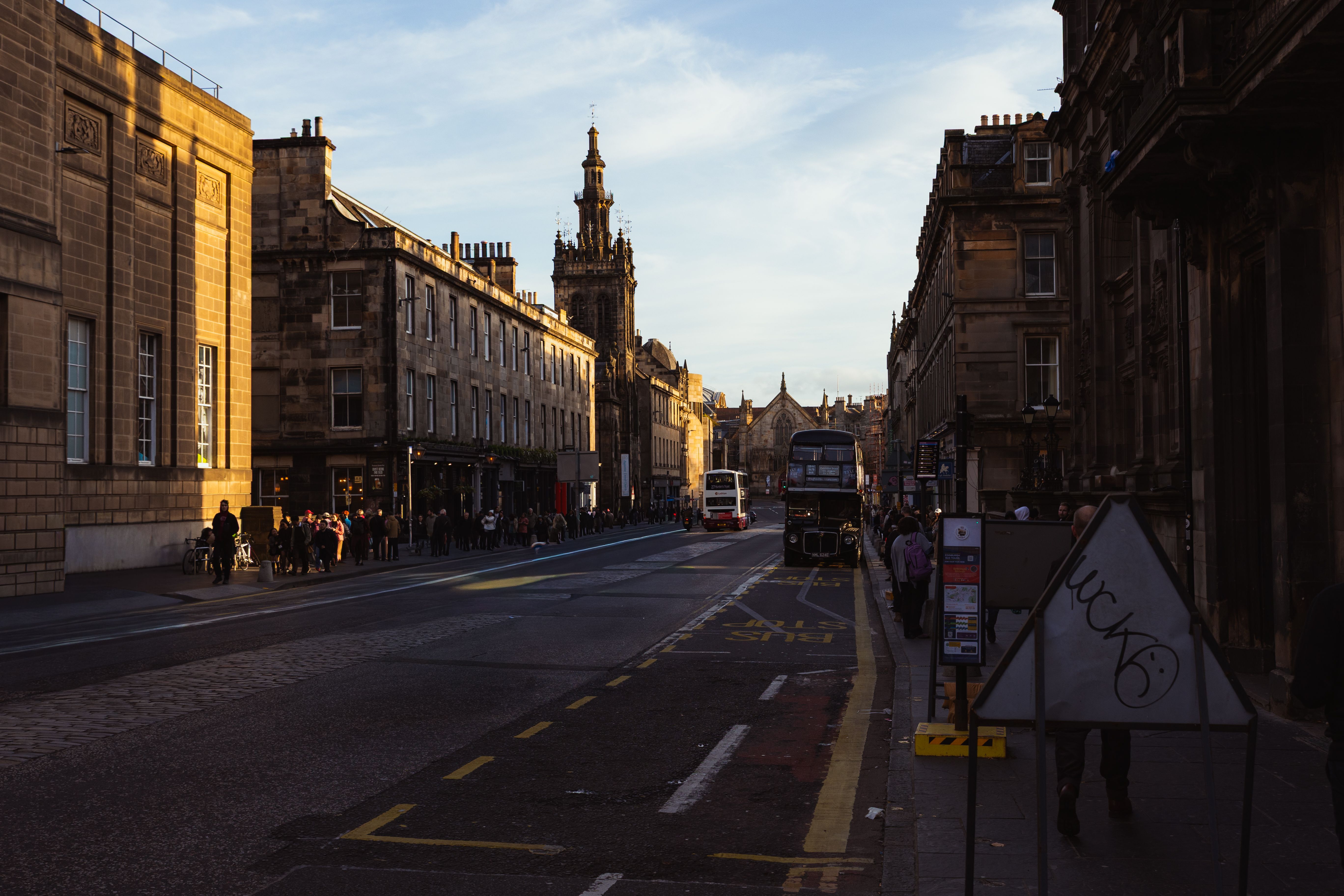 Sunset Street Scene in Edinburgh, Scotland · Free Stock Photo