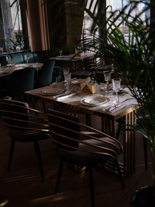 Free A beautifully arranged dining table in a chic, modern restaurant ambiance. Stock Photo