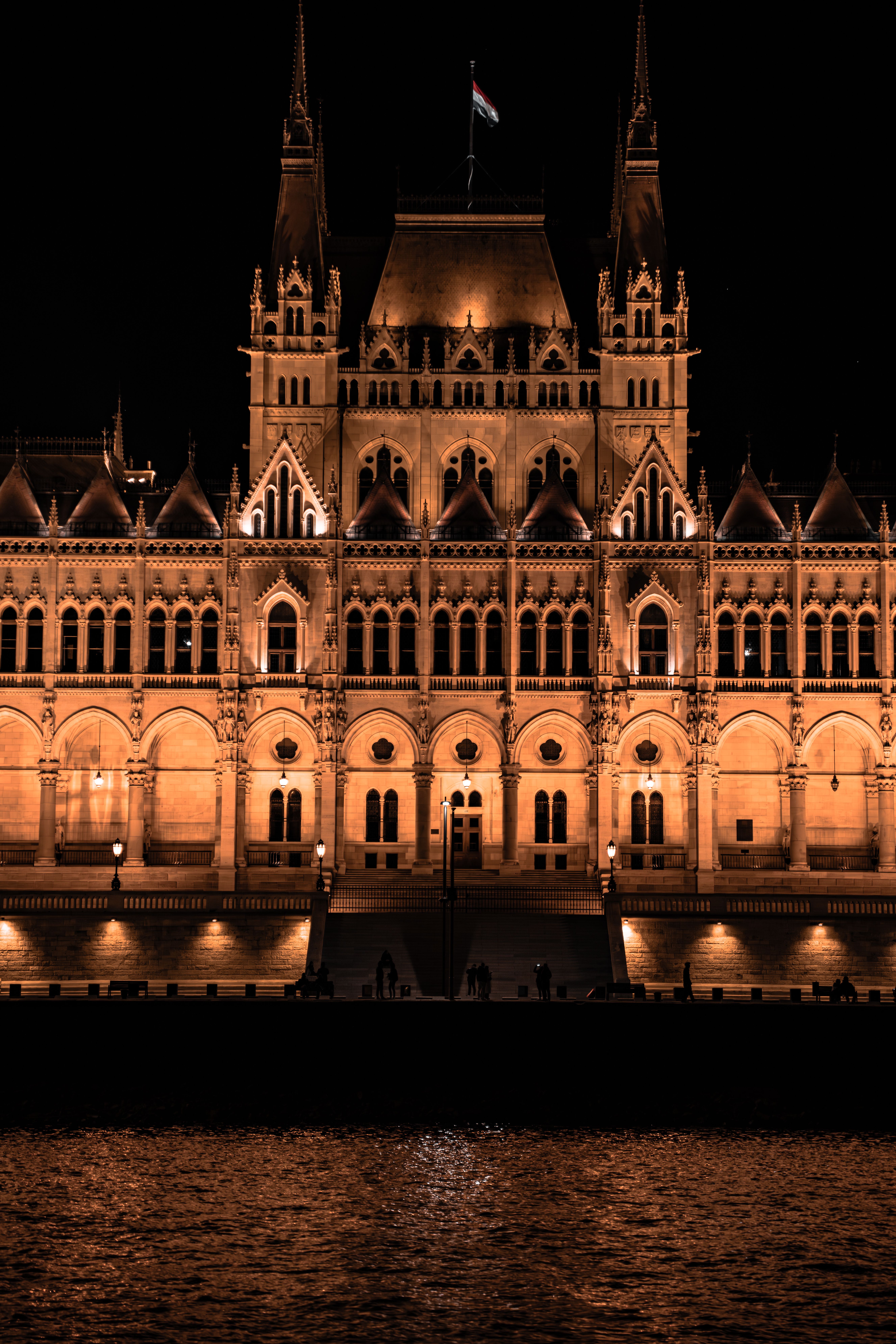 El Parlamento de Budapest iluminado de noche