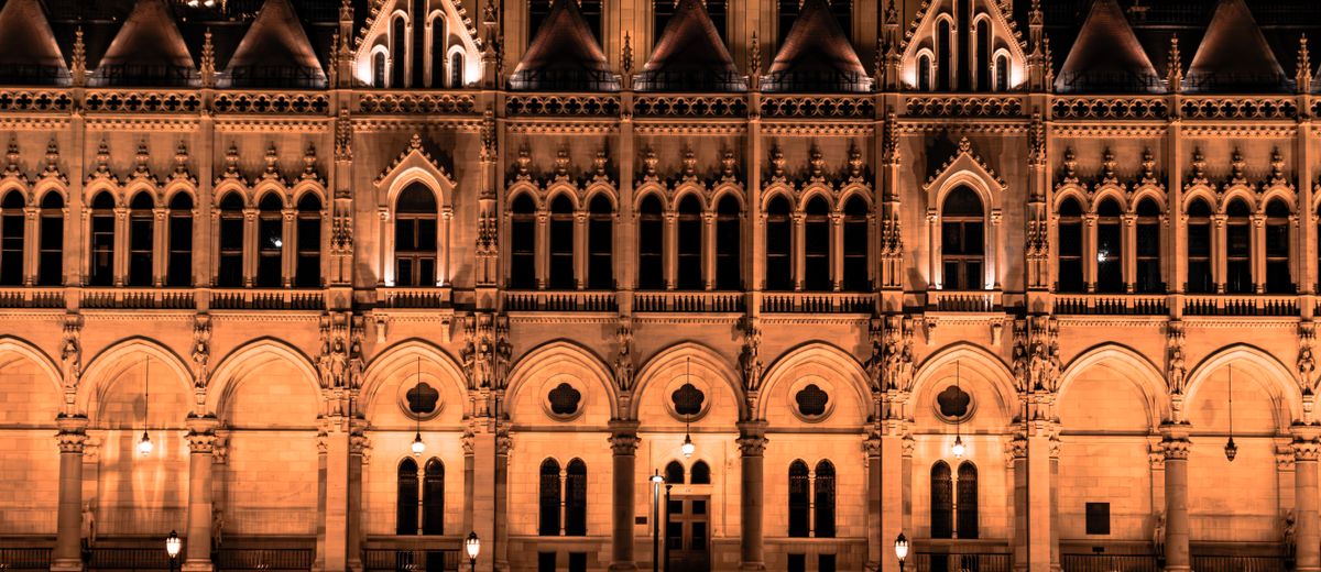 El Parlamento de Budapest iluminado de noche