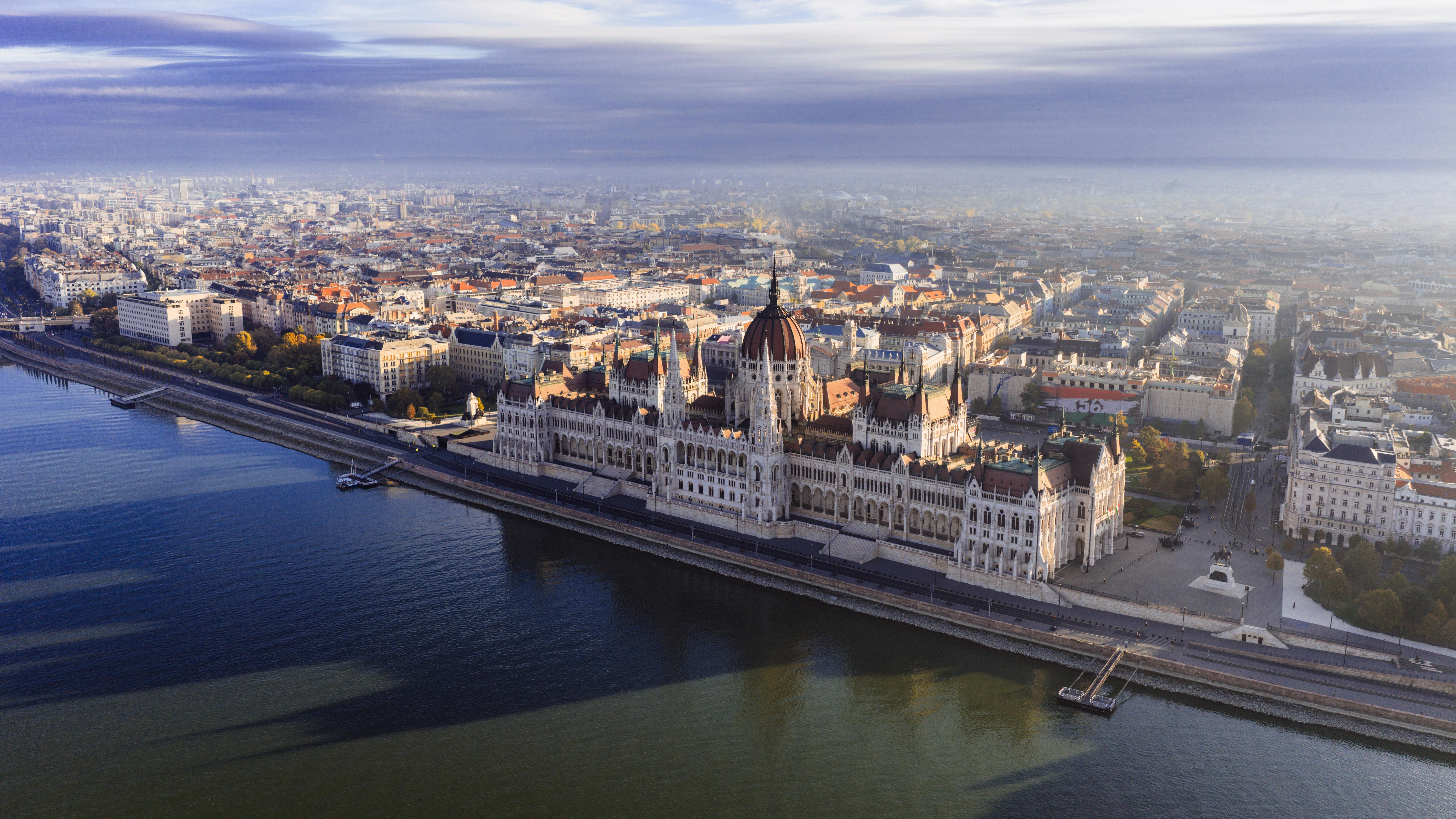 無料 ブダペストのドナウ川沿いにあるハンガリー国会議事堂の素晴らしい空中写真。 写真素材