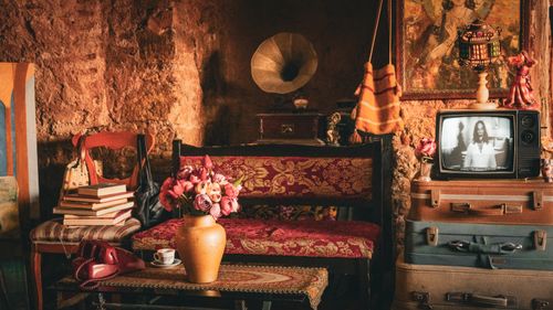 Free Cozy vintage living room in İstanbul featuring retro TV, gramophone, and floral decor. Stock Photo
