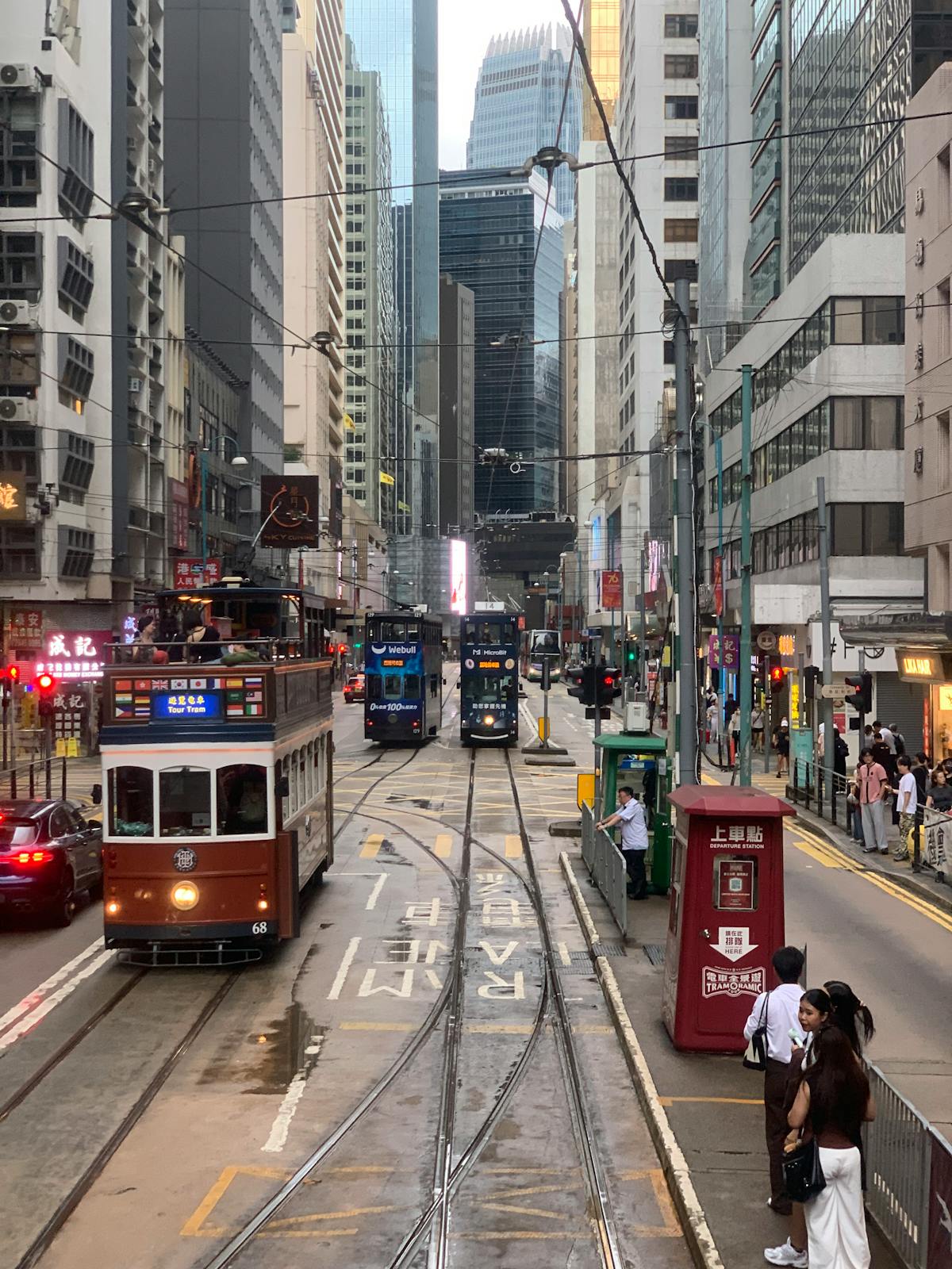 سماء زرقاء ومباني حديثة