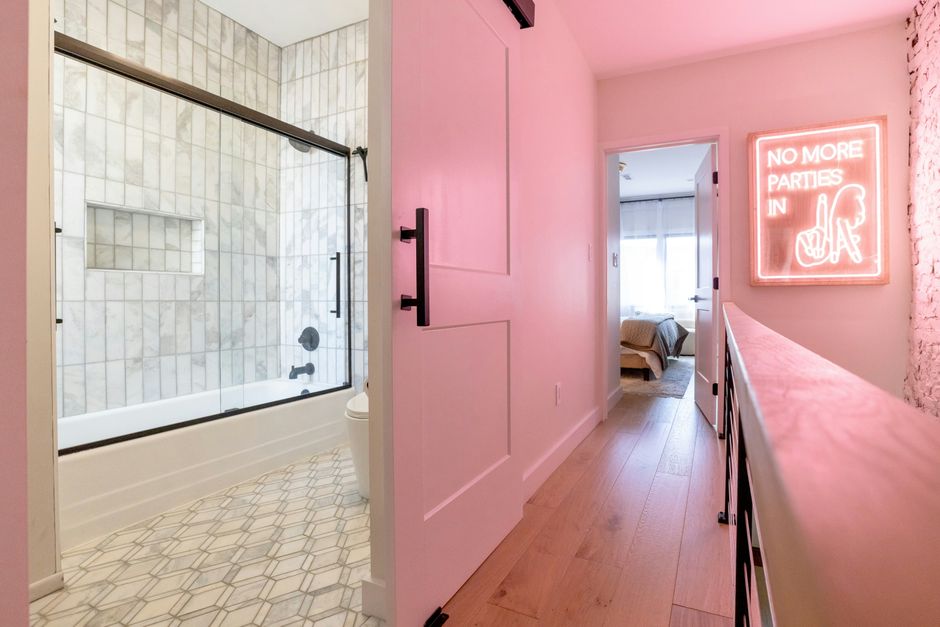 Kleine badkamer met slimme opbergmogelijkheden. Kleine badkamer met slimme opbergmogelijkheden.