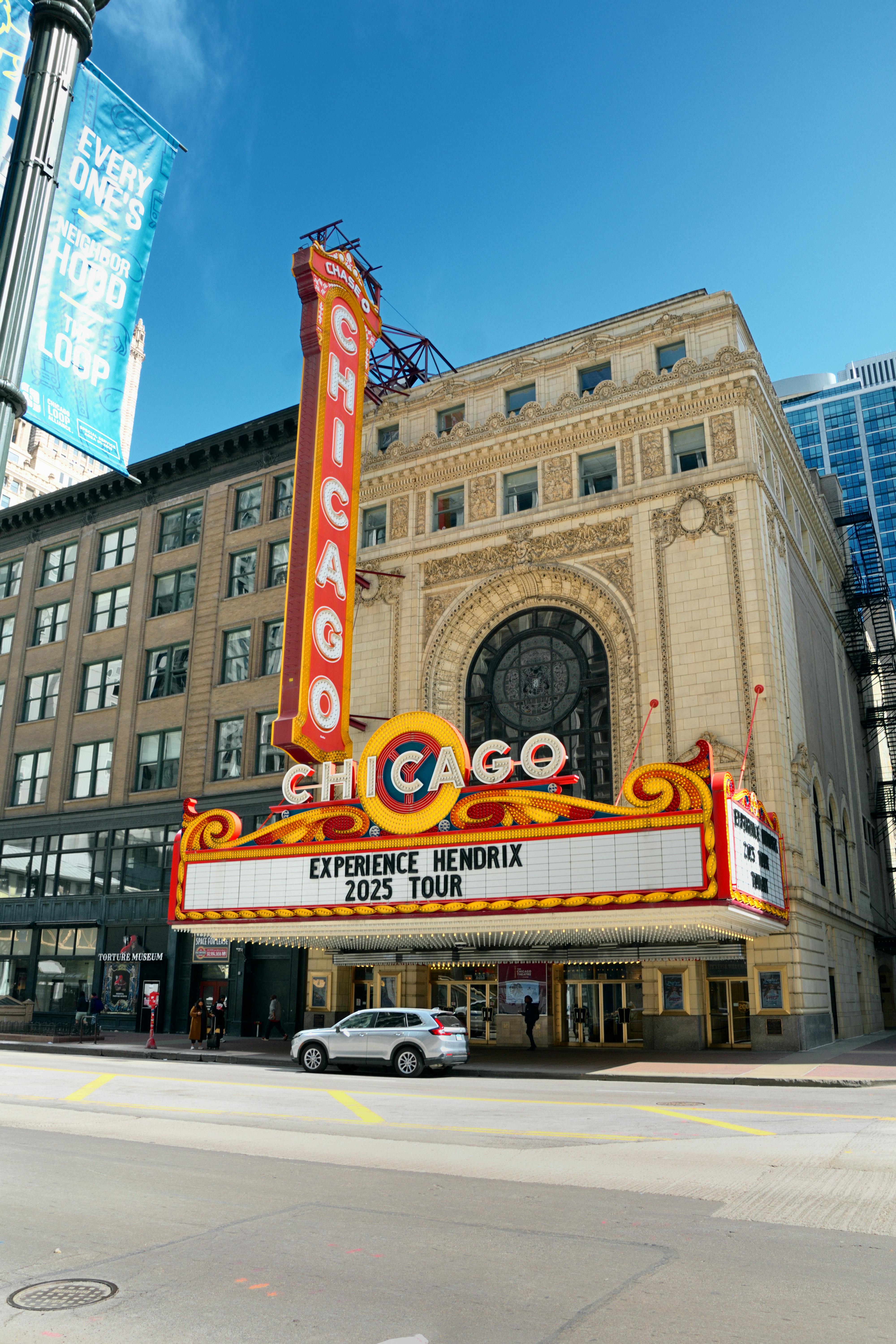 Kostenlos Das ikonische Vordach des Chicago Theatre wirbt für die Experience Hendrix 2025 Tour. Stock-Foto
