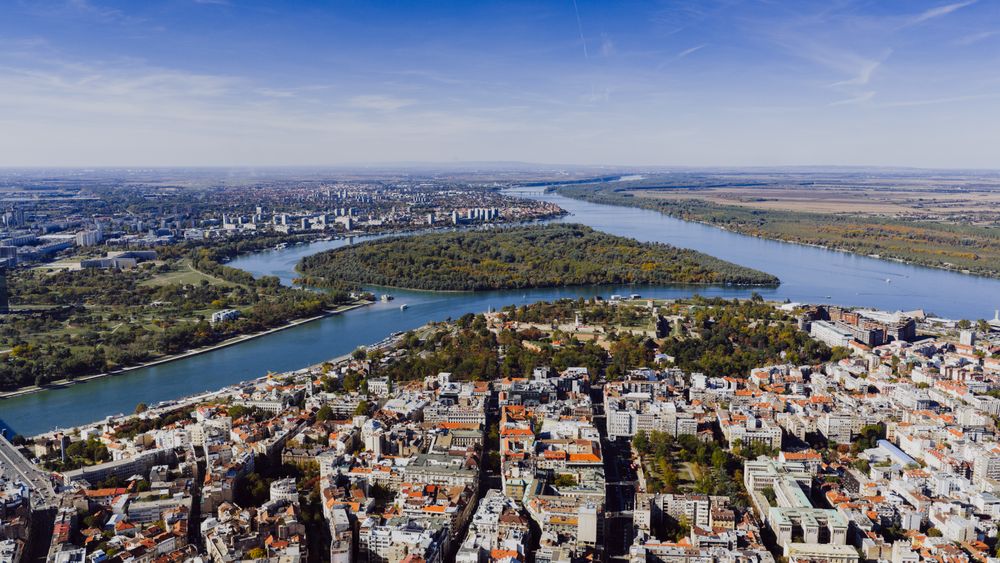 Vedere aeriană panoramică asupra Belgradului, cu Dunărea traversând orașul