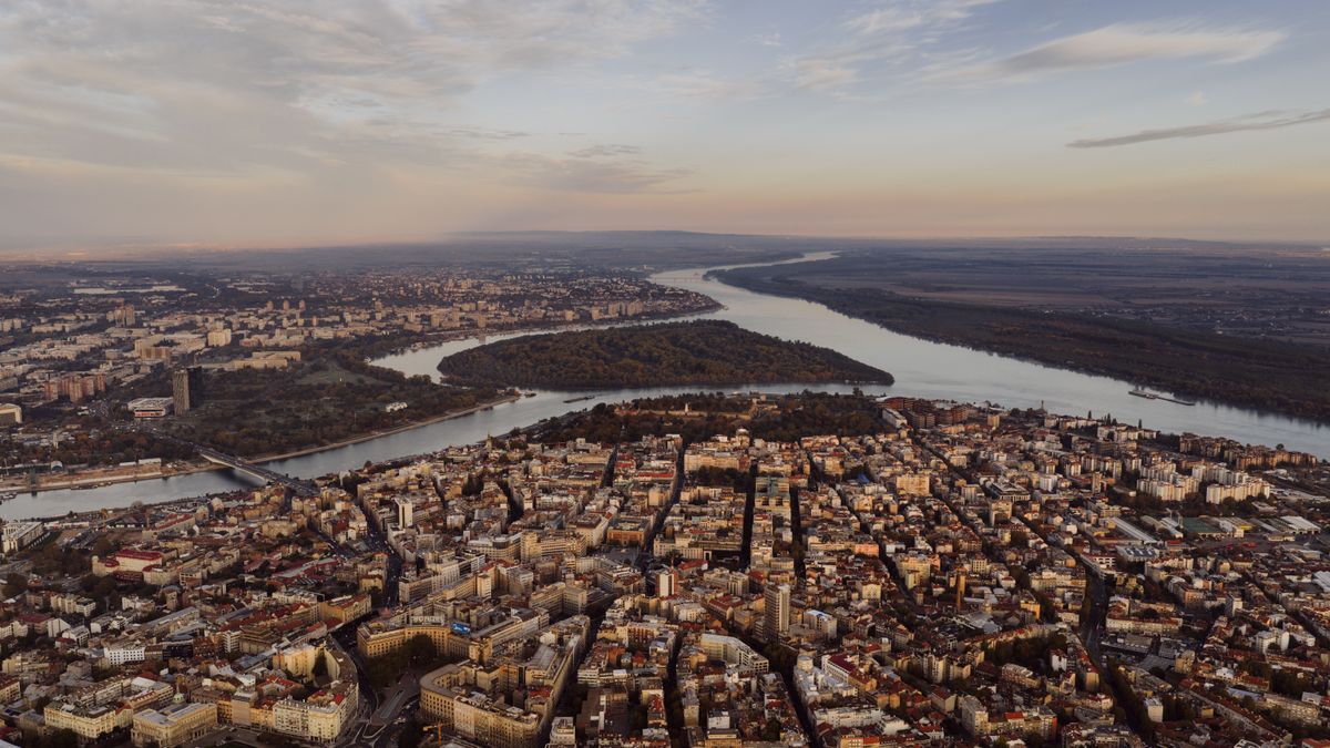 Belgrad - vedere aeriană cu Dunărea care traversează orașul