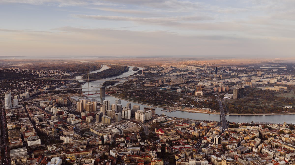 منظر جبلي في الأفق البعيد