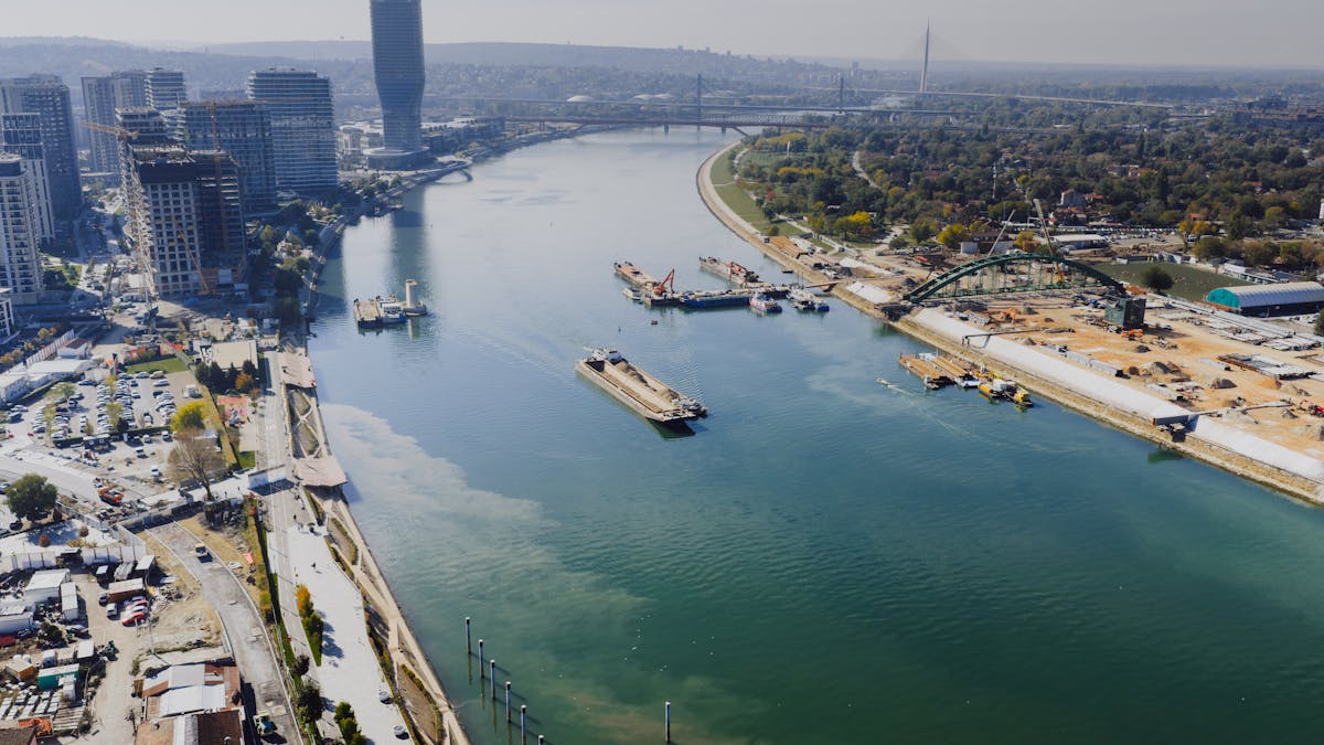 مدينة حديثة بإضاءة ليلية جميلة