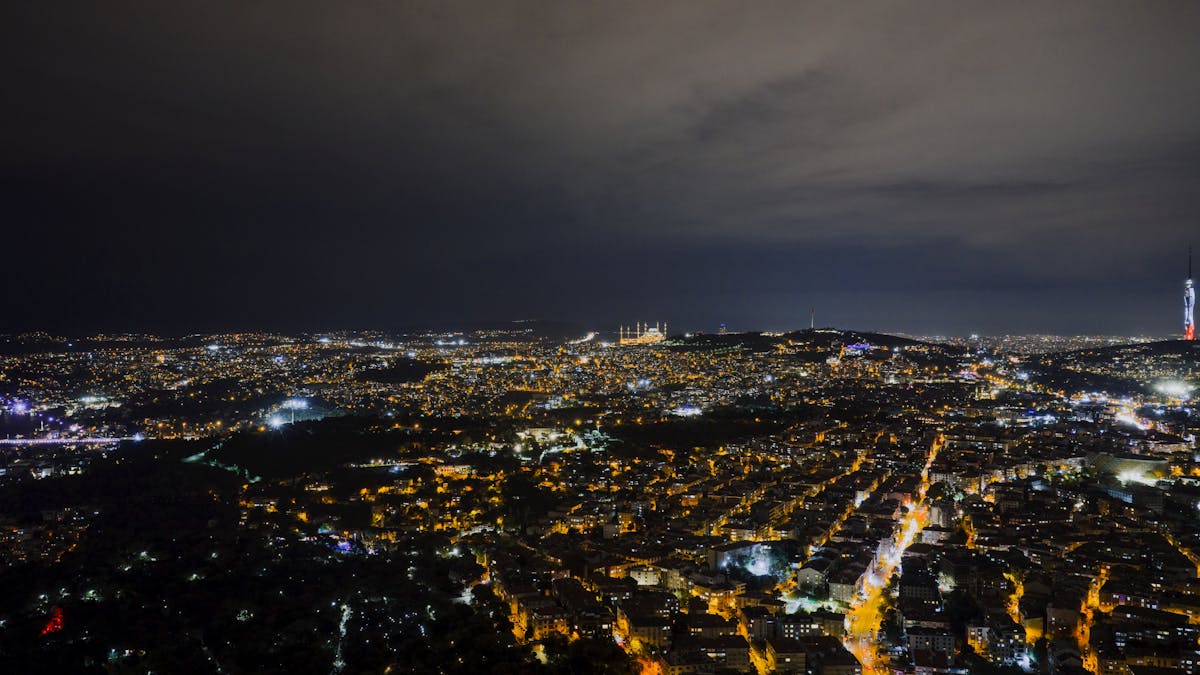 شلال يتدفق بين الصخور