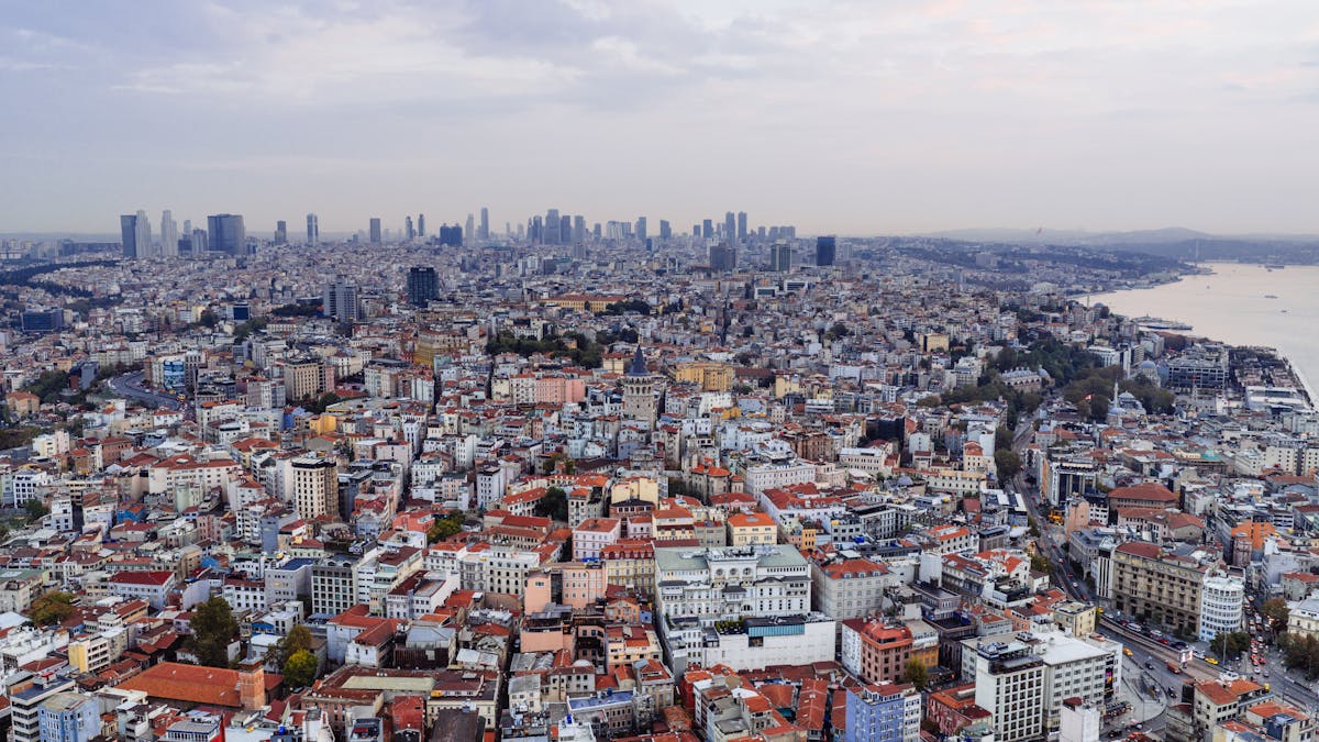 سماء مليئة بالغيوم عند الغروب