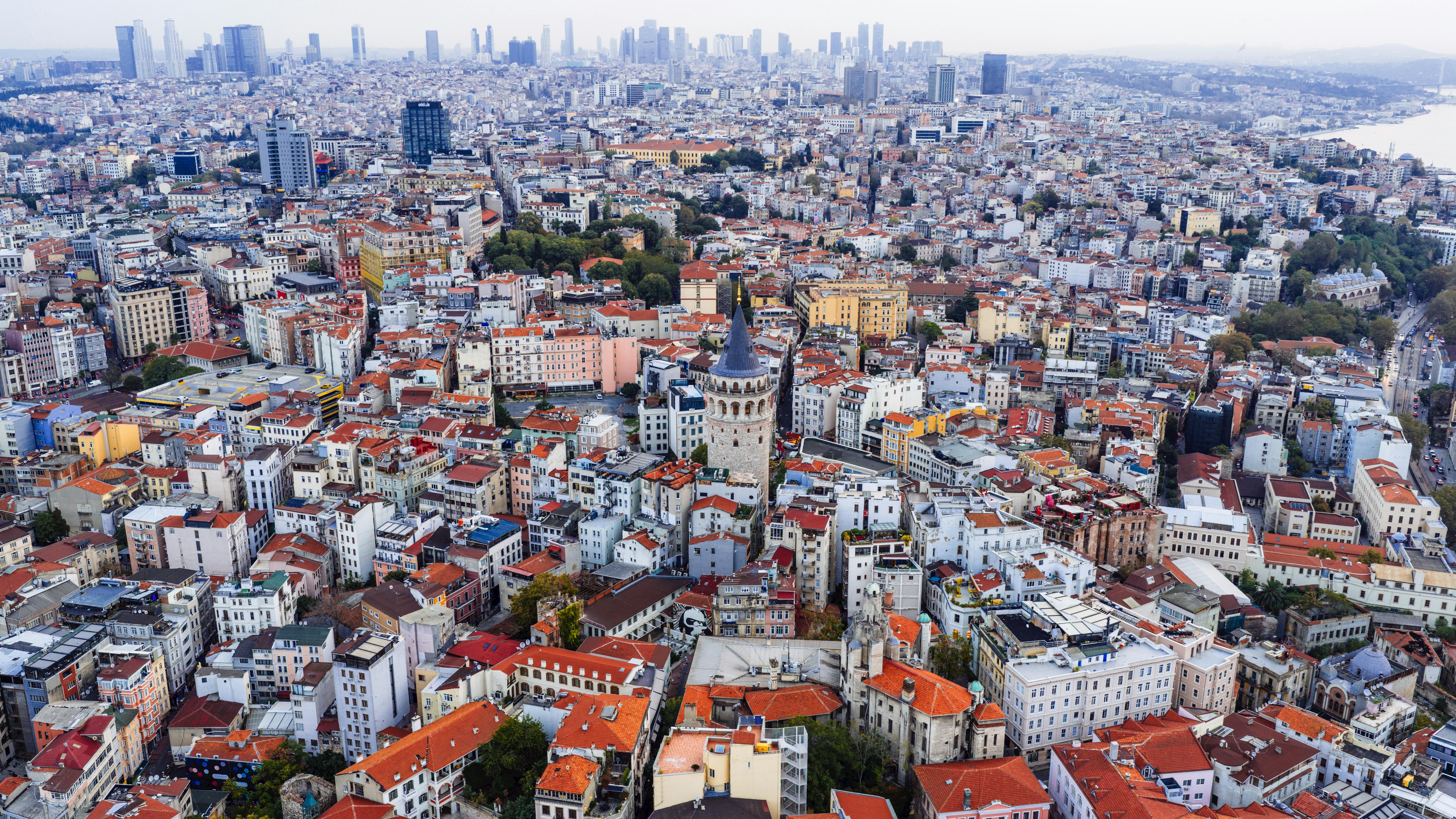 Gratuit Superbe vue aérienne d'Istanbul mettant en vedette l'emblématique tour de Galata au milieu de l'horizon tentaculaire de la ville. Photos