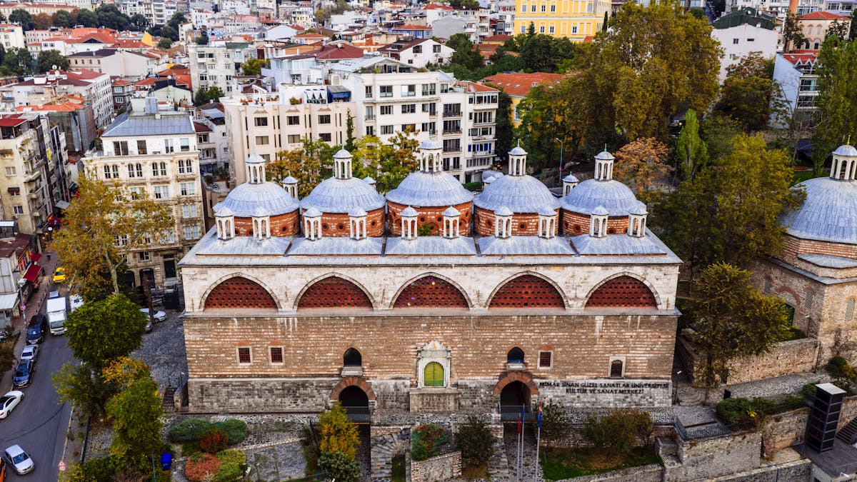 منظر طبيعي لجبل وسط الغيوم