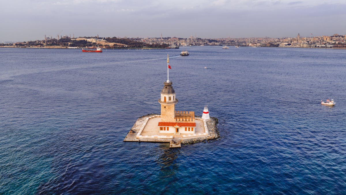 شارع هادئ ليلاً بإضاءة صفراء