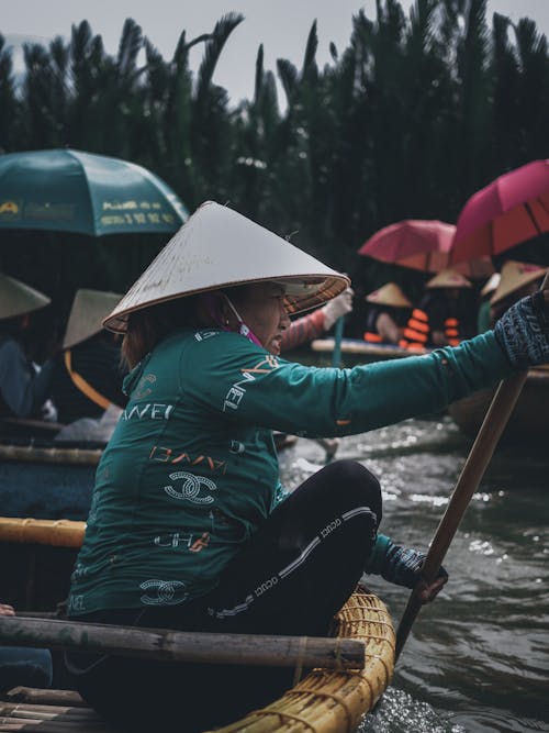 女人控股桨的照片