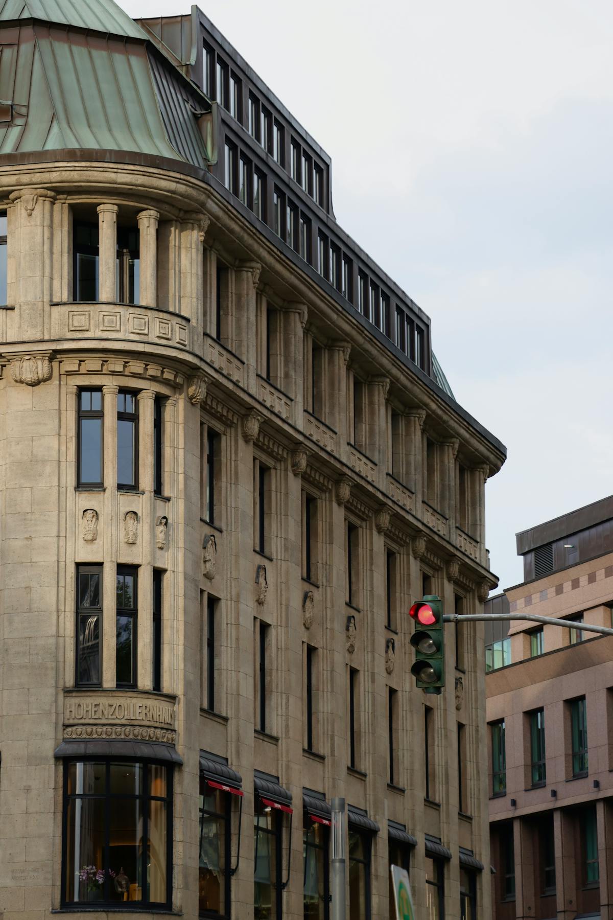 بحيرة عاكسة في صباح ضبابي