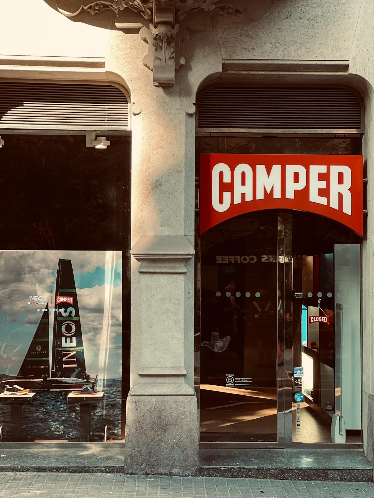 منزل خشبي بين الأشجار