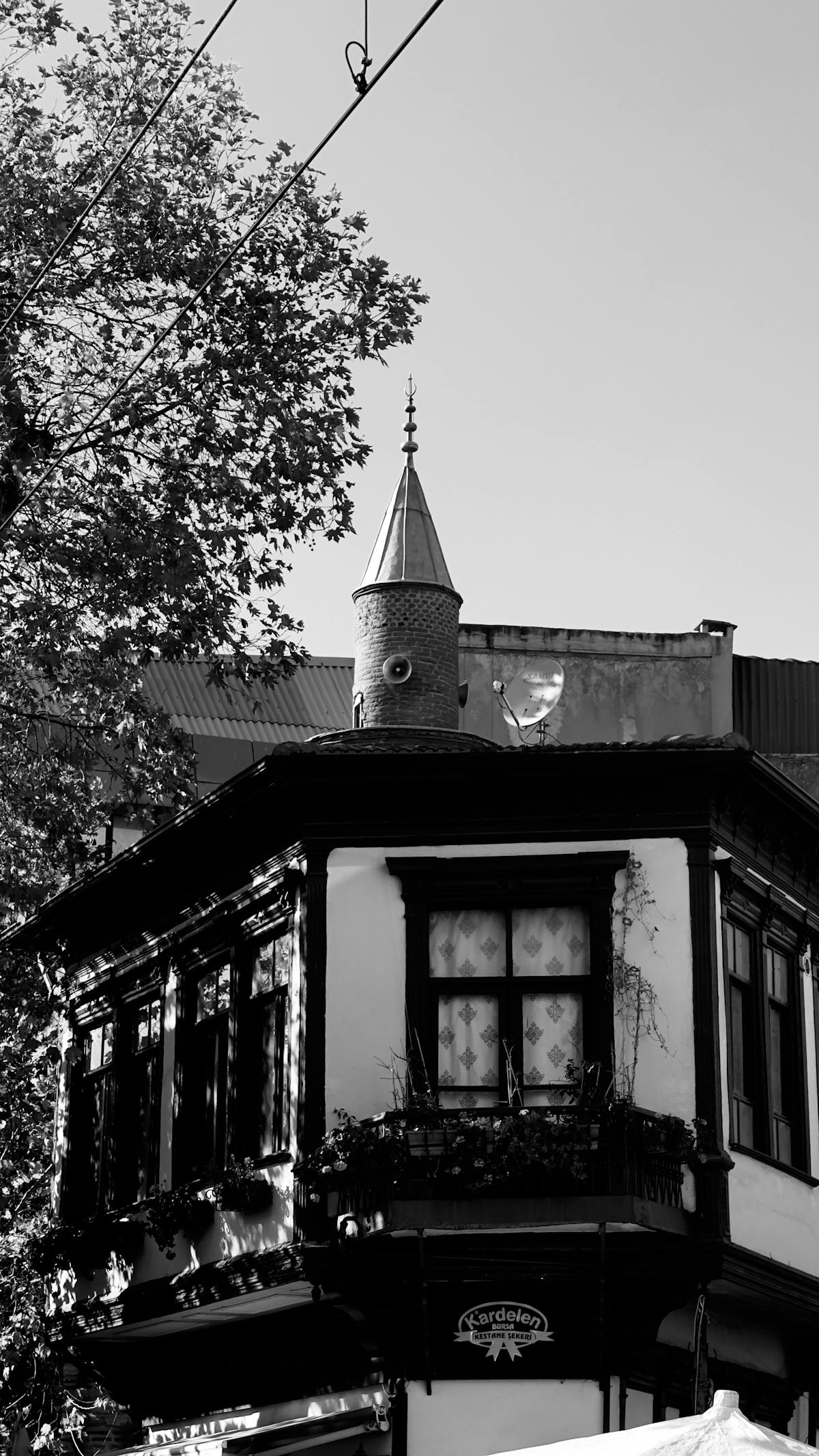 أفق مدينة حديثة تحت سماء زرقاء