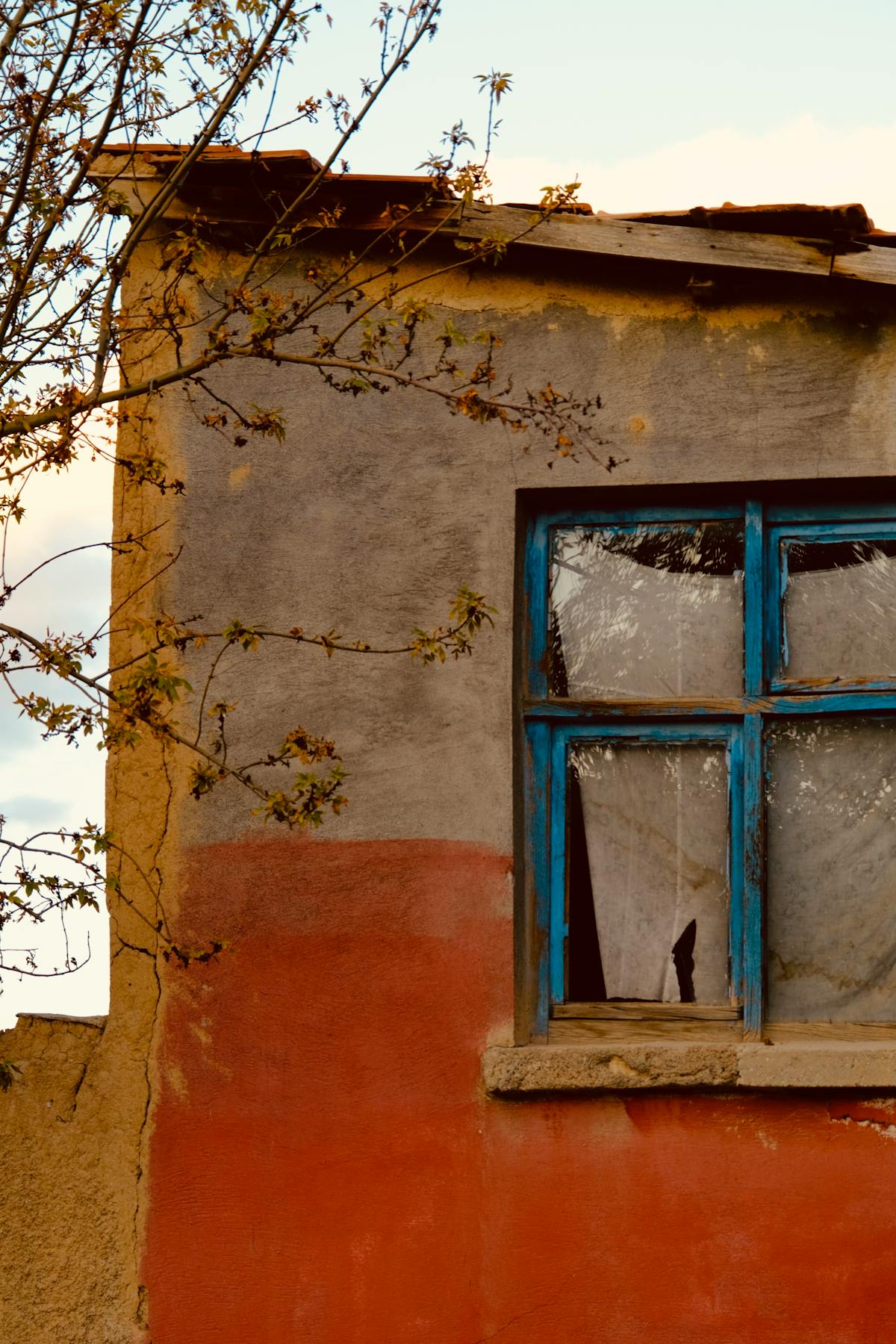 مبنى زجاجي يعكس السماء