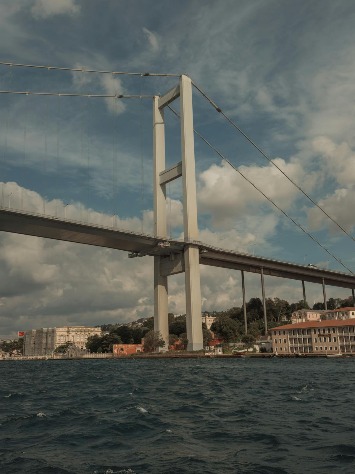 جسر مضاء فوق نهر ليلاً