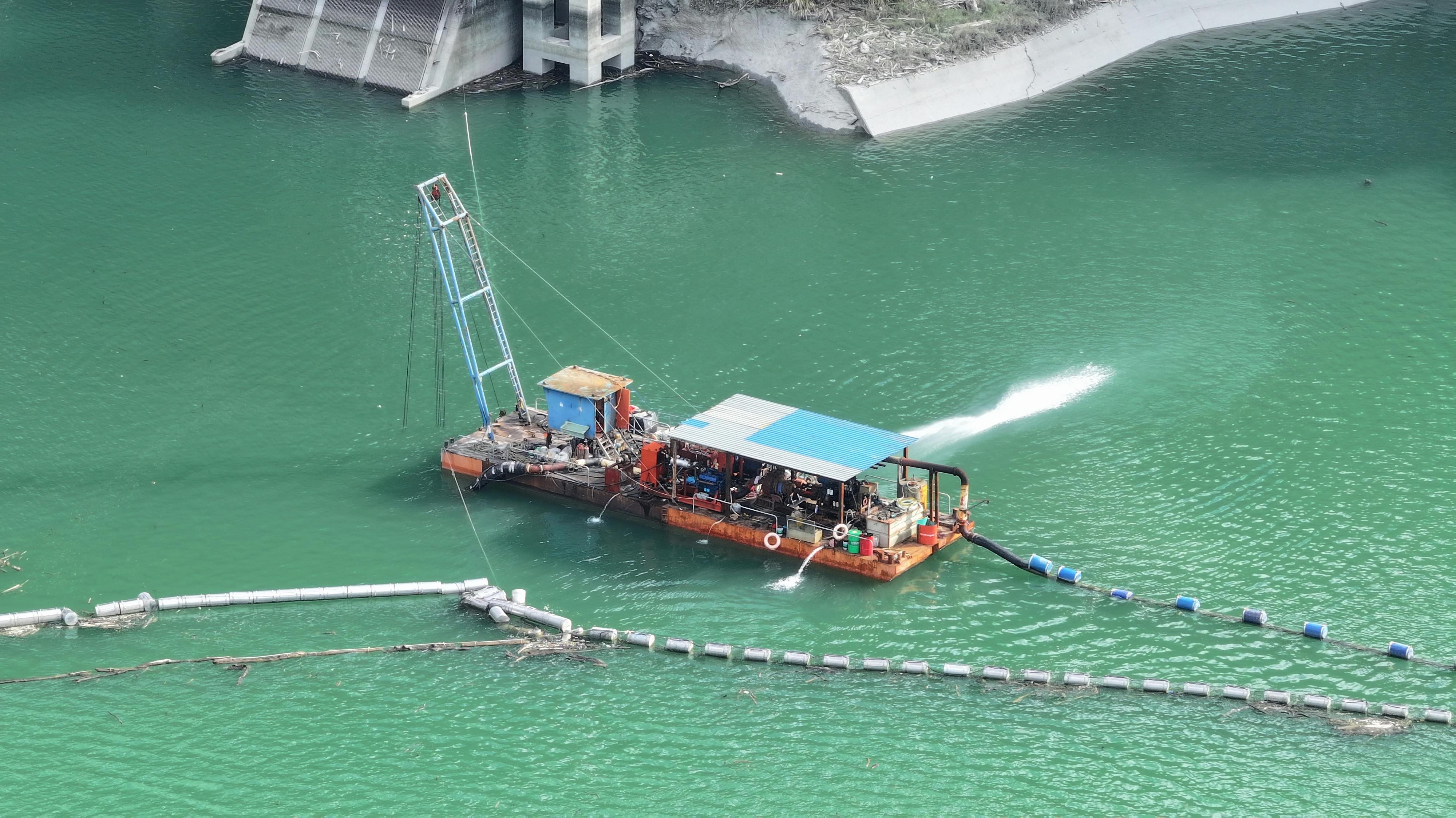 무료 위에서 촬영한, 깨끗한 청록색 호수에서 작업 중인 준설선. 스톡 사진