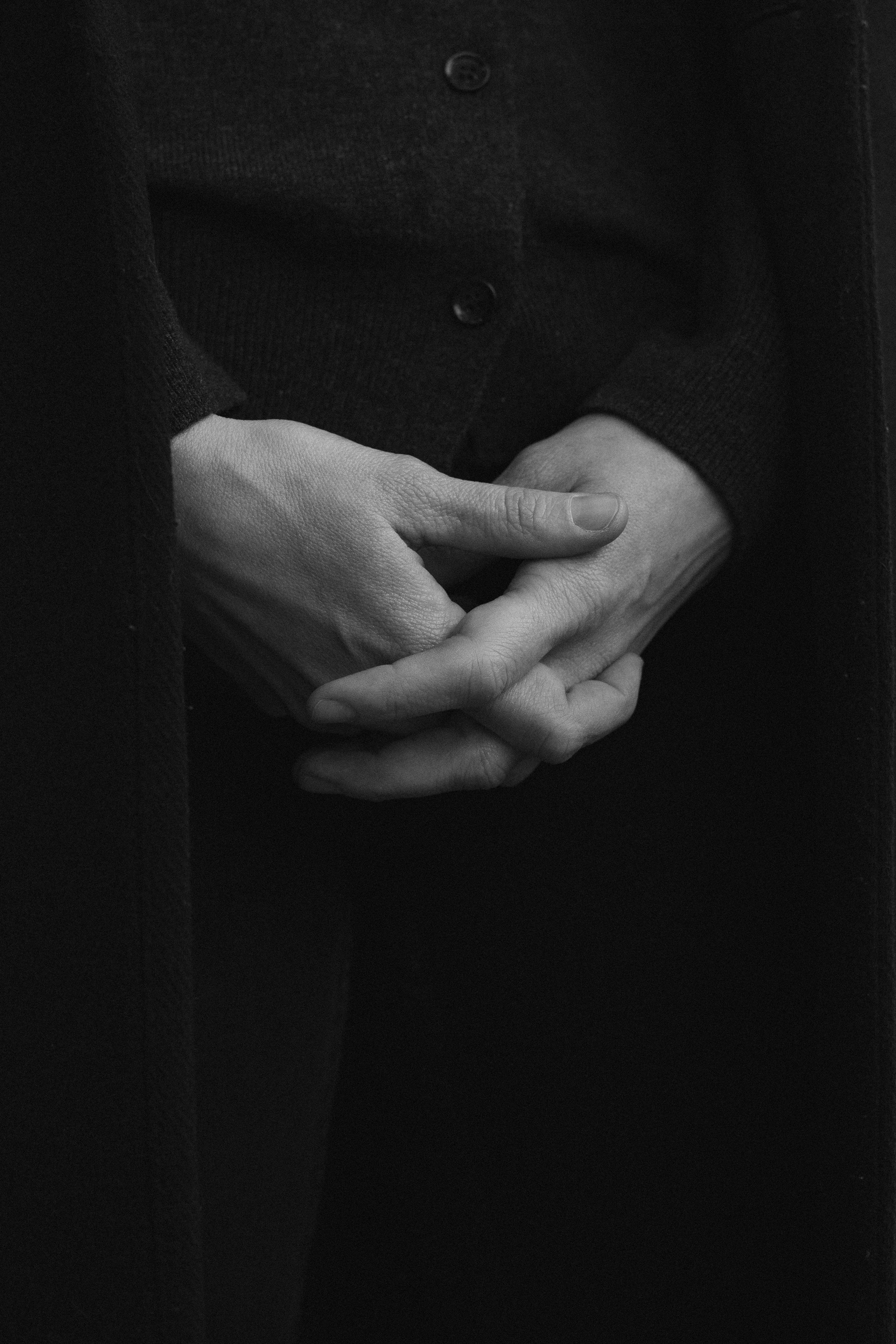 grátis Imagem em preto e branco de mãos adultas elegantemente cruzadas, capturando uma sensação de calma e compostura. Foto profissional