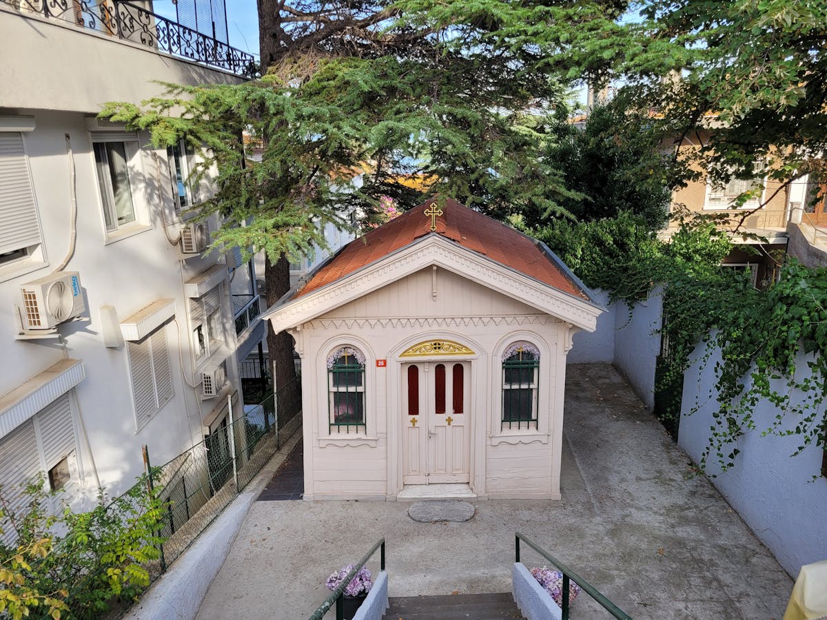 قبة خضراء ومئذنة شاهقة