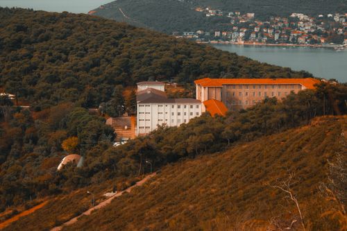 Free A picturesque scene showcasing Heybeliada's lush greenery and historic buildings in autumn. Stock Photo